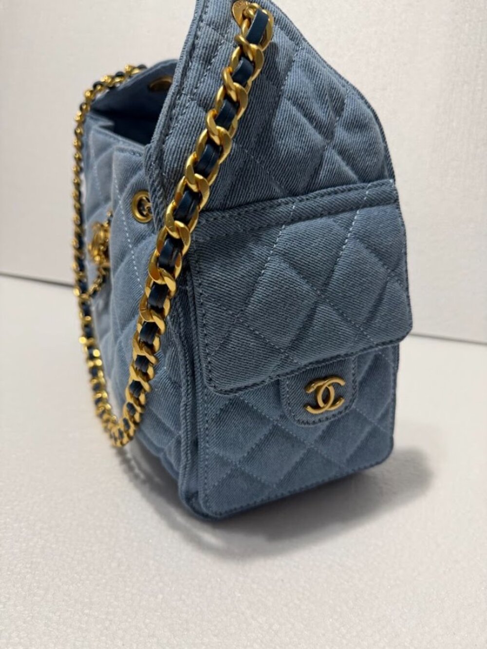 Blue Quilted Denim Chain Shoulder Bag Gold Tone Drawstring Tote - Picture 6 of 7